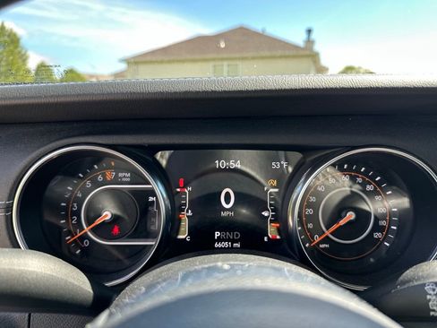 Used 2019 Jeep Wrangler Unlimited Sahara w/ Uconnect 4C Nav & Sound Group AWD/4WD image 30