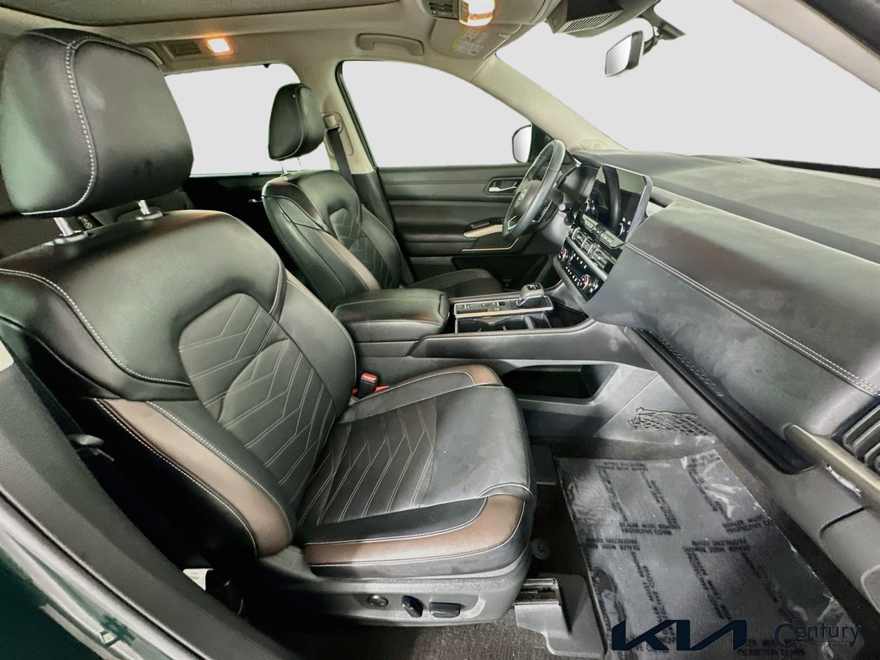 Used 2024 Nissan Pathfinder Platinum w/ Black Appearance Package FWD image 29