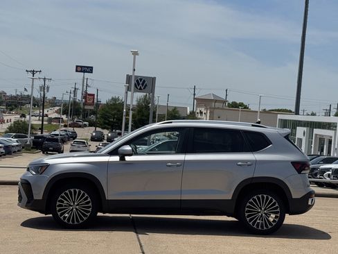 New 2025 Volkswagen Taos SE FWD image 8