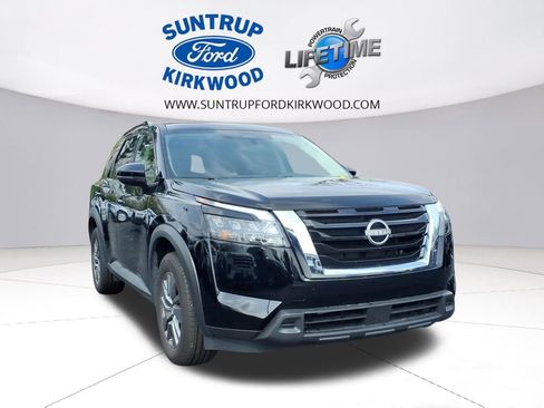 Used 2025 Nissan Pathfinder SV image 2