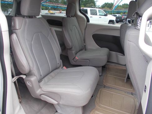 Used 2017 Chrysler Pacifica Touring FWD image 9