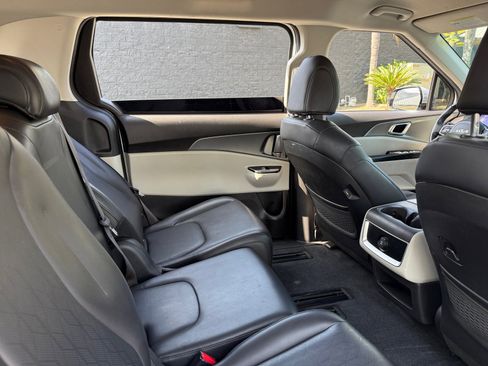 Used 2022 Kia Carnival LX image 18