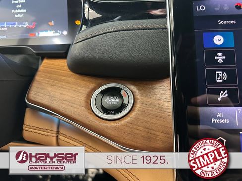 Used 2025 Jeep Grand Cherokee Summit AWD/4WD image 23
