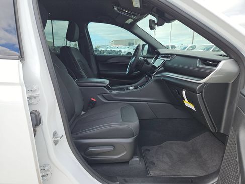 Used 2024 Jeep Grand Cherokee Laredo RWD image 27