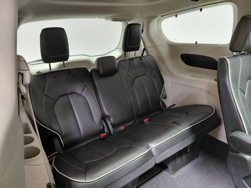 Certified 2024 Chrysler Pacifica Limited image 33