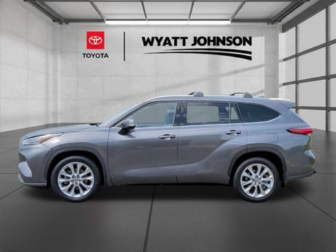 Used 2022 Toyota Highlander Limited AWD/4WD image 2