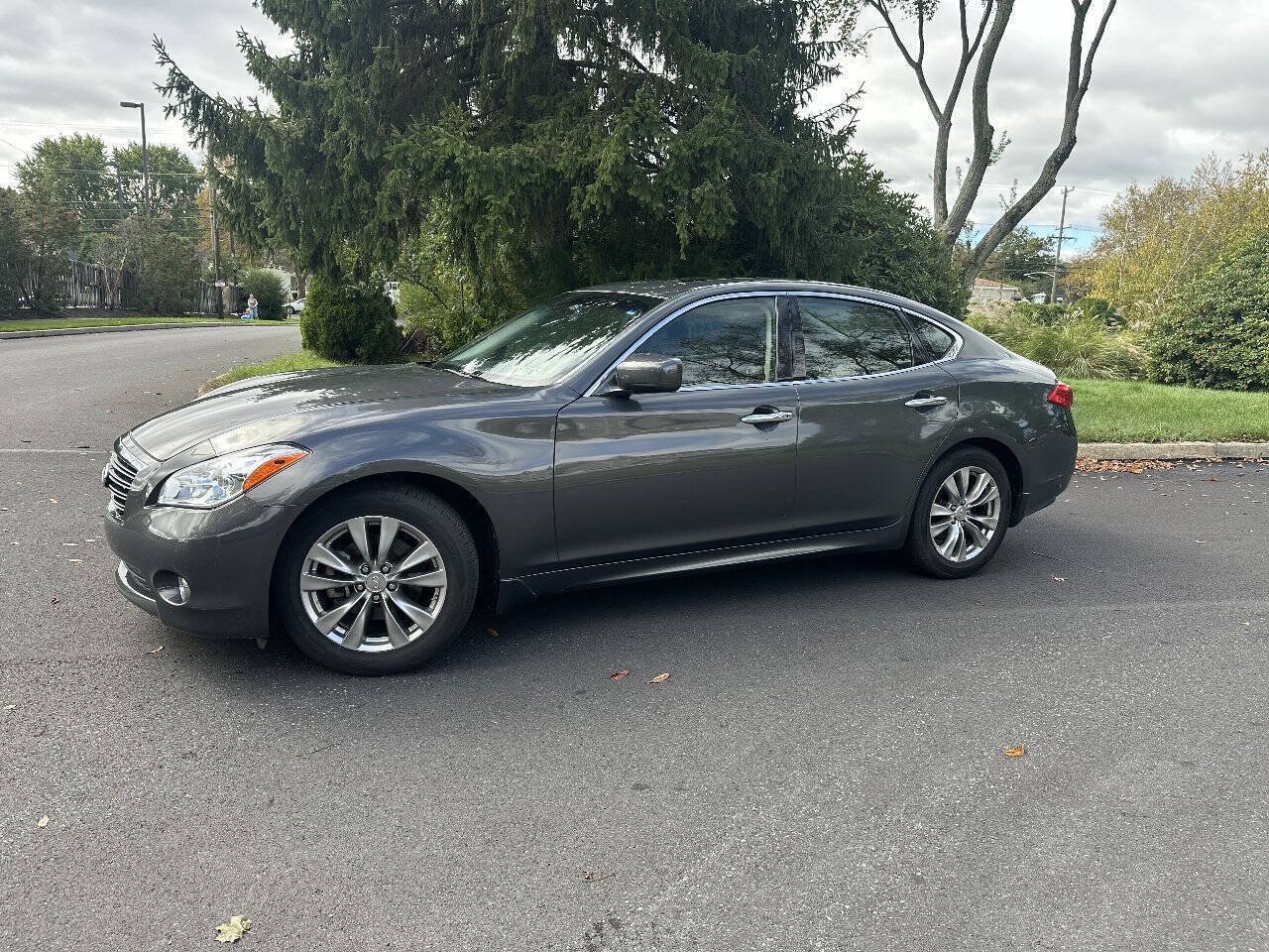 Used 2013 INFINITI M37 w/ Premium Pkg RWD image 4