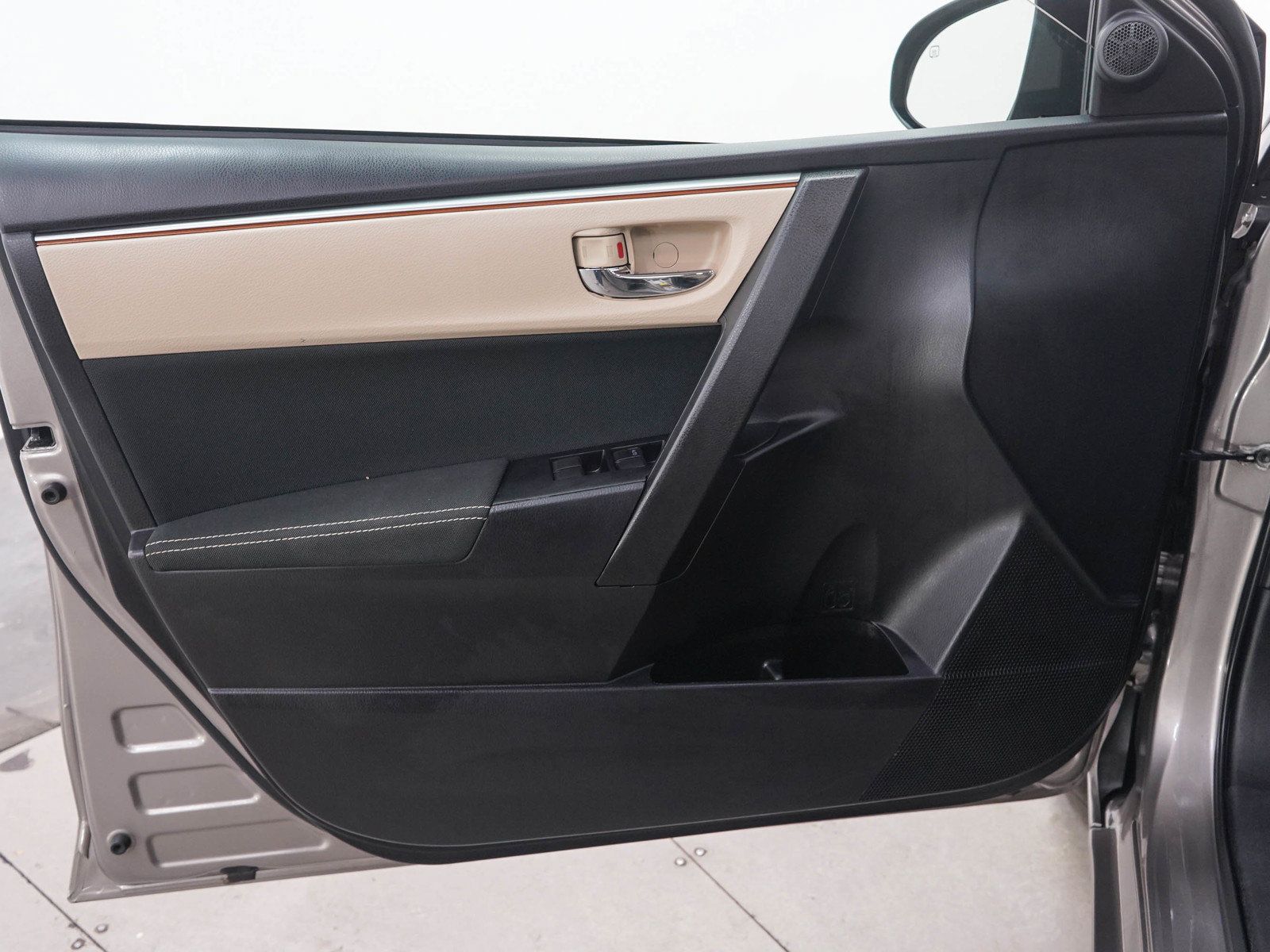 Used 2016 Toyota Corolla LE FWD image 19