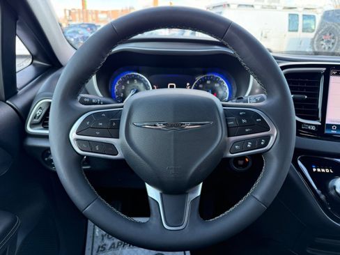 Used 2025 Chrysler Pacifica Select FWD image 22