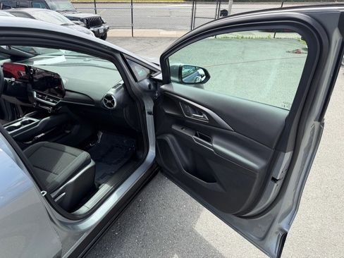 Used 2025 Chevrolet Equinox EV LT FWD image 38