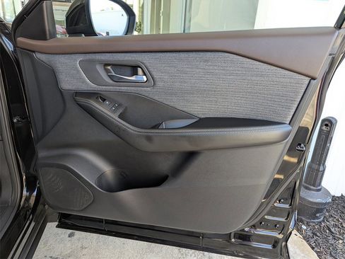 Used 2023 Nissan Rogue SV image 33