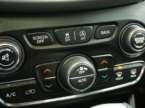 Used 2016 Jeep Cherokee Overland w/ Technology Group image 30