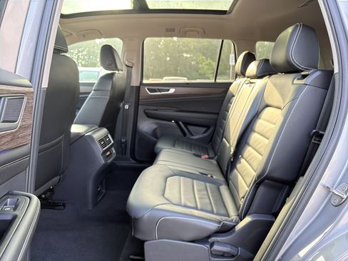 Used 2024 Volkswagen Atlas SEL AWD/4WD image 13