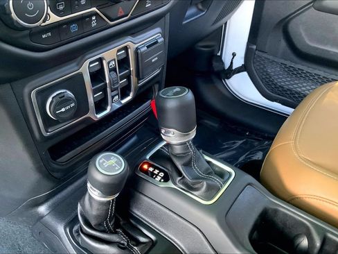 Used 2022 Jeep Wrangler Unlimited Sahara w/ Cold Weather Group AWD/4WD image 13