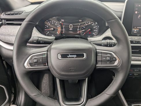 Used 2025 Jeep Compass Latitude AWD/4WD image 16