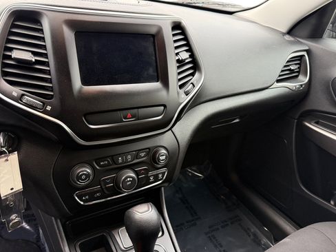 Used 2019 Jeep Cherokee Latitude w/ Popular Appearance Group image 12