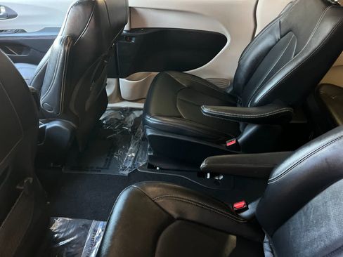 Used 2024 Chrysler Pacifica Limited FWD image 5