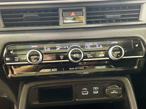 Used 2025 Honda Pilot Touring image 9