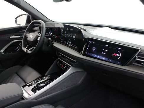 New 2025 Audi SQ5 Prestige image 25