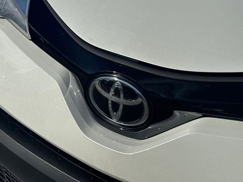 Used 2021 Toyota C-HR XLE image 10