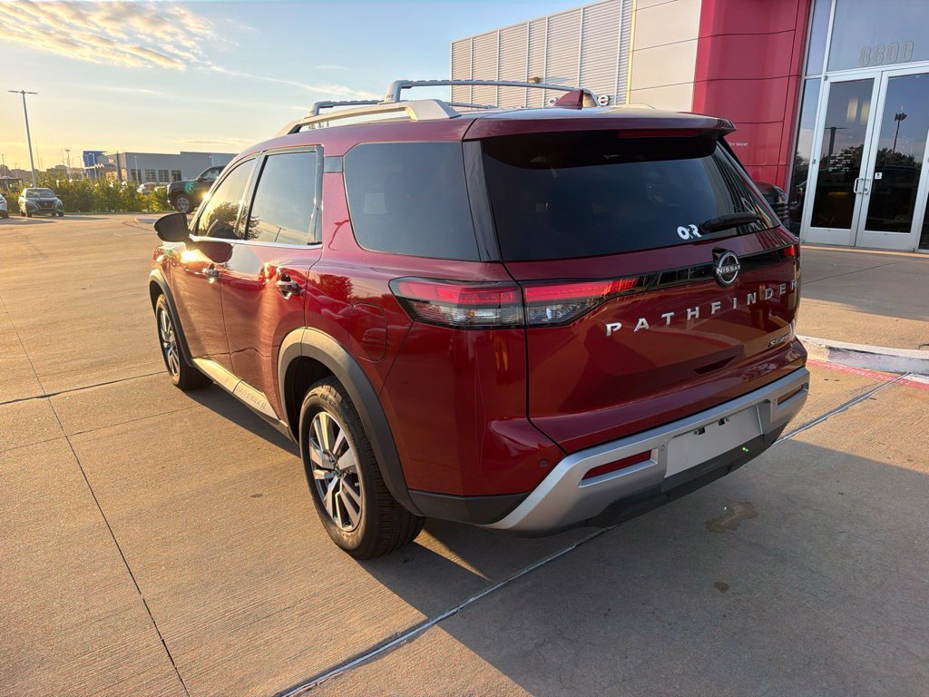 Used 2023 Nissan Pathfinder SL AWD/4WD image 3