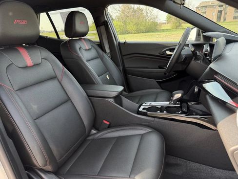 Used 2025 Chevrolet Trax RS w/ Sunroof Package FWD image 24