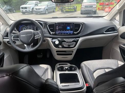 Used 2024 Chrysler Pacifica Touring-L FWD image 3