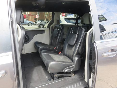 Used 2019 Dodge Grand Caravan SXT FWD image 19