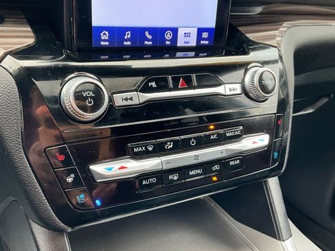 Used 2024 Ford Explorer Limited w/ Limited Technology Package AWD/4WD image 25