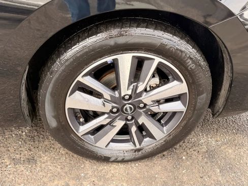 Used 2023 Nissan Versa SV image 28