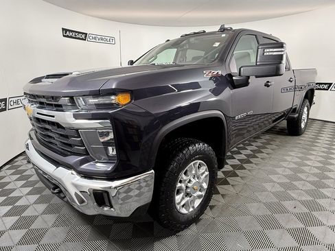 Used 2024 Chevrolet Silverado 2500 LT w/ Convenience Package image 2
