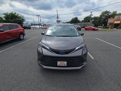 Used 2024 Toyota Sienna XLE w/ XLE Plus Package AWD/4WD image 1