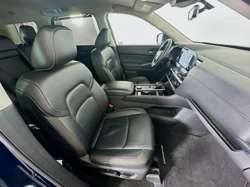Used 2025 Nissan Pathfinder SL image 32