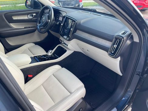 Used 2019 Volvo XC40 T4 Inscription FWD image 12