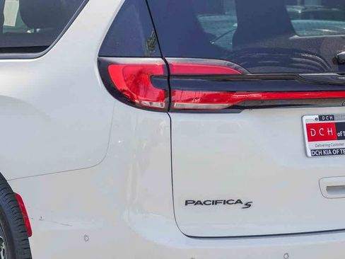 Used 2022 Chrysler Pacifica Touring-L w/ Uconnect Theater Family Group FWD image 7