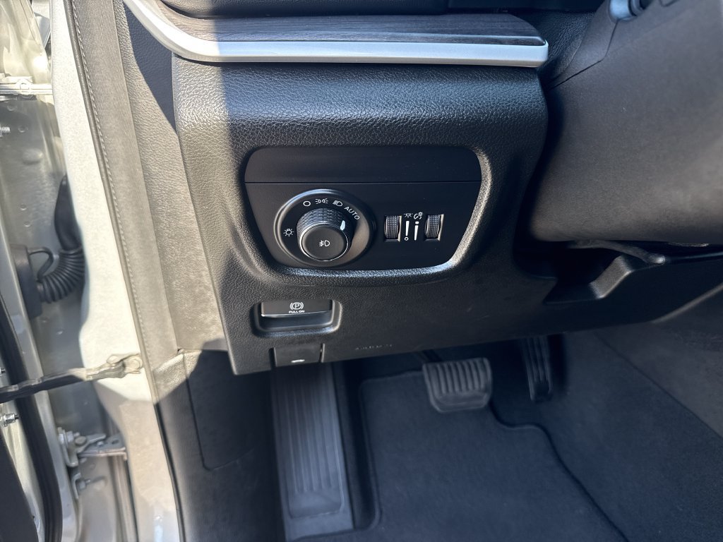 Used 2023 Jeep Grand Cherokee L Limited w/ Trailer Tow Group (B) AWD/4WD image 19