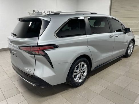 Used 2021 Toyota Sienna Platinum AWD/4WD image 6