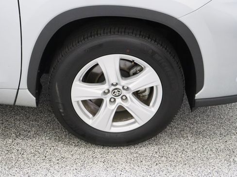 Certified 2025 Toyota Highlander LE FWD image 5