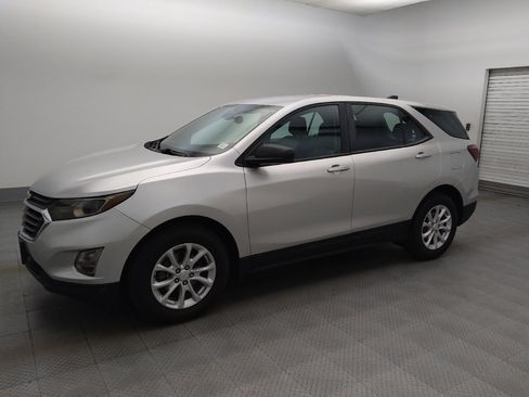 Used 2021 Chevrolet Equinox LS image 2