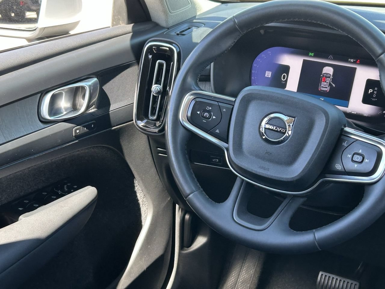 Used 2023 Volvo XC40 B4 Core FWD image 17