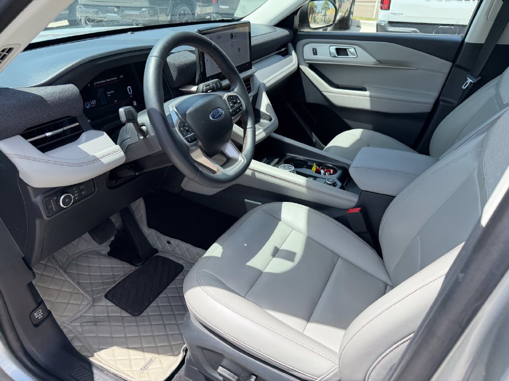 Used 2025 Ford Explorer Active w/ Active Comfort Package RWD image 13