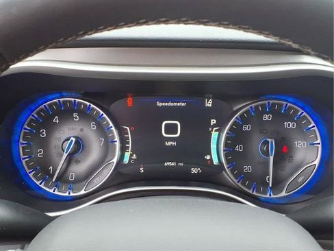 Used 2023 Chrysler Pacifica Touring-L FWD image 13