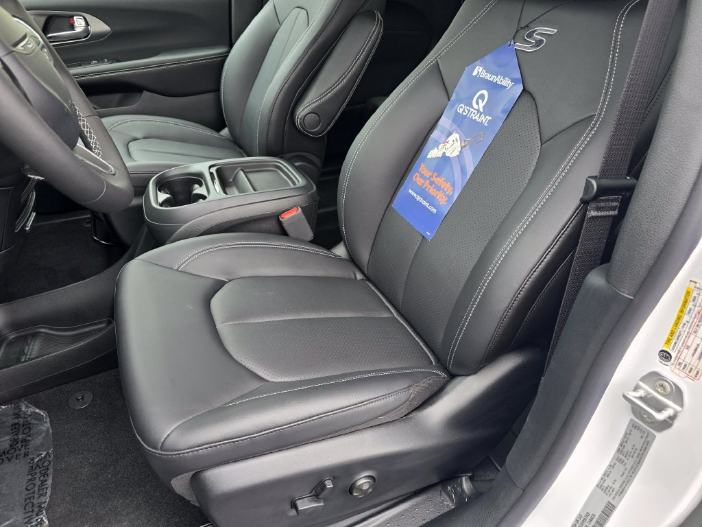 Used 2027 Chrysler Pacifica Select w/ S Appearance Package FWD image 18