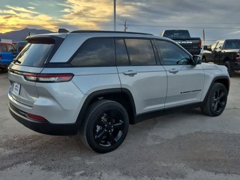Used 2023 Jeep Grand Cherokee Altitude AWD/4WD image 5