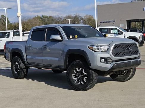 Used 2019 Toyota Tacoma TRD Off-Road image 2