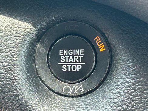 Used 2019 Jeep Cherokee Latitude Plus w/ Comfort/Convenience Group AWD/4WD image 16