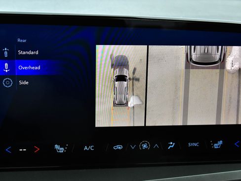 Used 2024 Chevrolet Traverse LT image 21