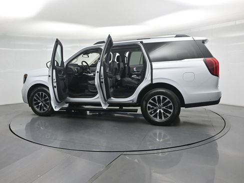 Certified 2025 Ford Expedition Platinum AWD/4WD image 34