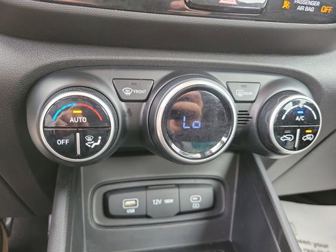 Used 2023 Hyundai Venue SEL image 25