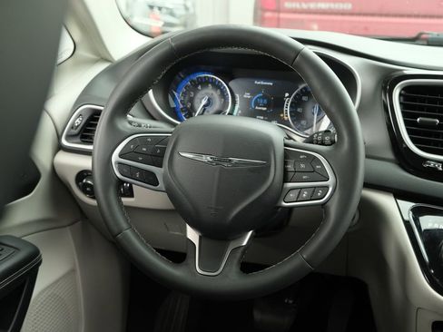 Used 2023 Chrysler Pacifica Touring-L image 11